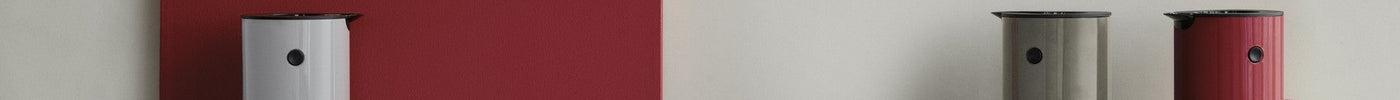 Stelton EM77 Isolierkanne in Bark, Cherry Red und Hellgrau – zeitloses dänisches Design von Erik Magnussen
