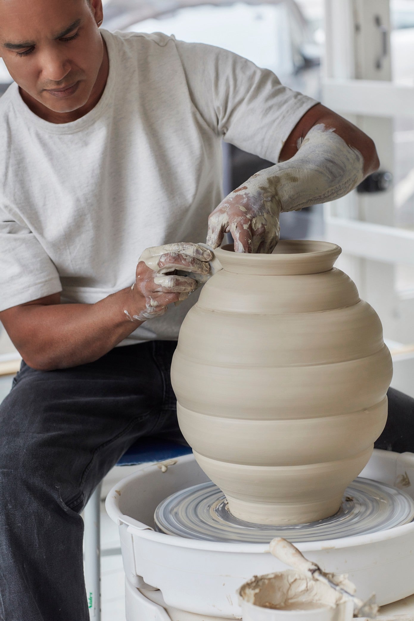 Eric Landon alias Tortus bei der Herstellung von Keramik im Atelier