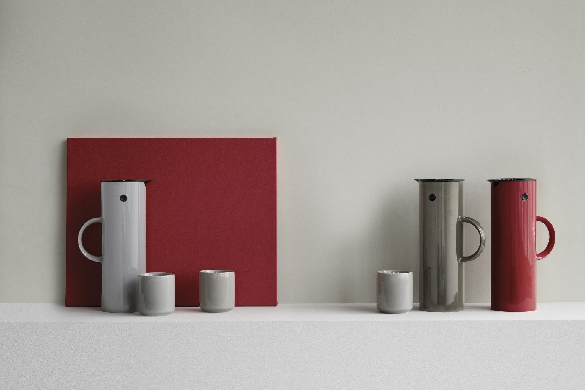 Stelton EM77 Isolierkanne in Bark, Cherry Red und Hellgrau – zeitloses dänisches Design von Erik Magnussen