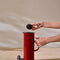 Isolierkanne EM77 von Stelton in Cherry Red mit Dreh- und Kippverschluss