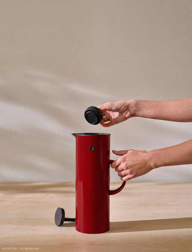Isolierkanne EM77 von Stelton in Cherry Red mit Dreh- und Kippverschluss