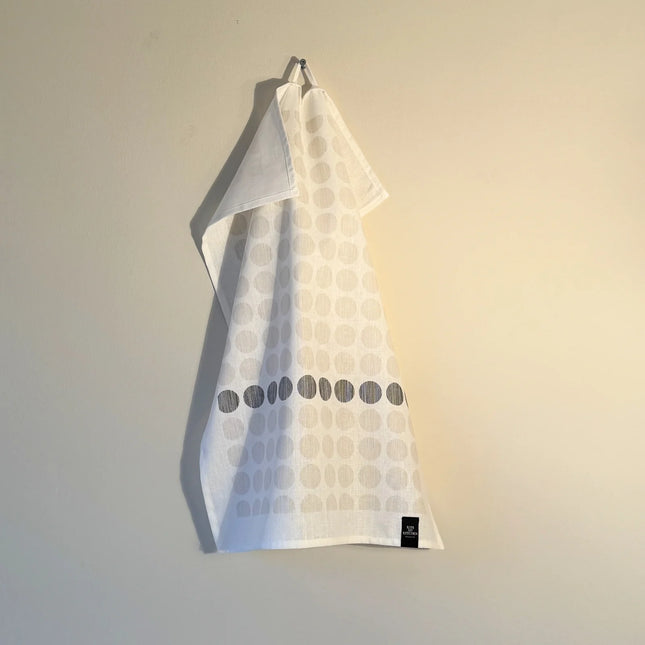 Kiss my Kitchen Geschirrtuch Punkte weiß schwarz sand