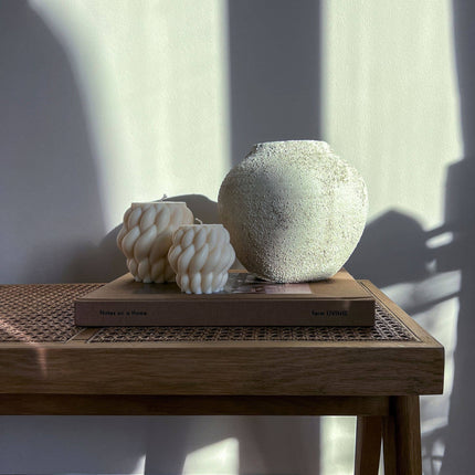 Skulptur Kerze Karla Large – Rapswachs, H 11 cm