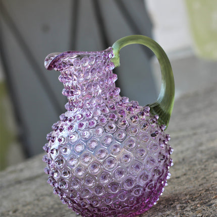 Mundgeblasener Hobnail Glaskrug von Anna von Lipa in Lila und Olivgrün