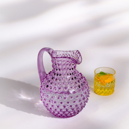 Einfarbig lila Glaskrug aus der Hobnail-Kollektion