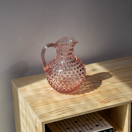 Mundgeblasene Glaskaraffe von Anna von Lipa in Rosa auf einem Sideboard