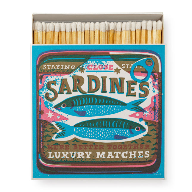 Archivist Square Matchbox Sardinen – quadratische Streichholzschachtel im britischen Vintage-Design
