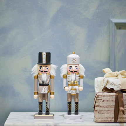 Darren Nussknacker 2er-Set als elegante Weihnachtsdeko auf einem Sideboard