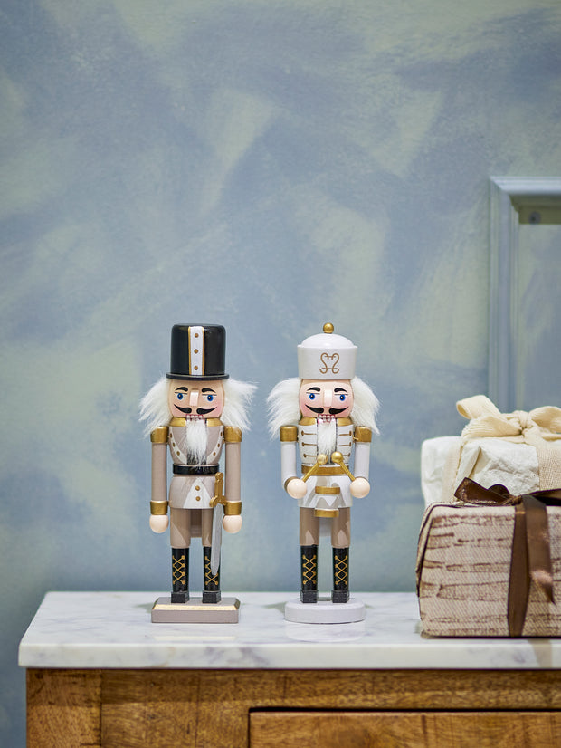 Darren Nussknacker 2er-Set als elegante Weihnachtsdeko auf einem Sideboard