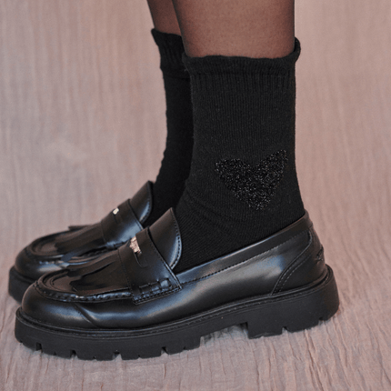 Schwarze OOLEY Socken mit Glitzerherz zu eleganten Loafern kombiniert