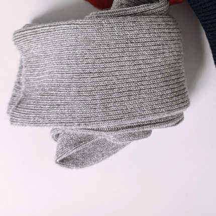 Detail der 1:1-Rippstruktur der OOLEY Cashmere Socken mit 45 % Kaschmir