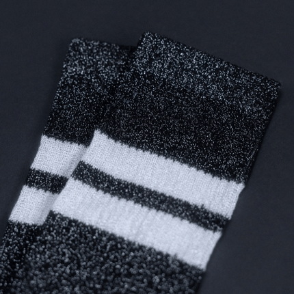Detail der 3:1-Rippe und des Glitzergarns der OOLEY ELECTRA LUNGO Socken in Schwarz