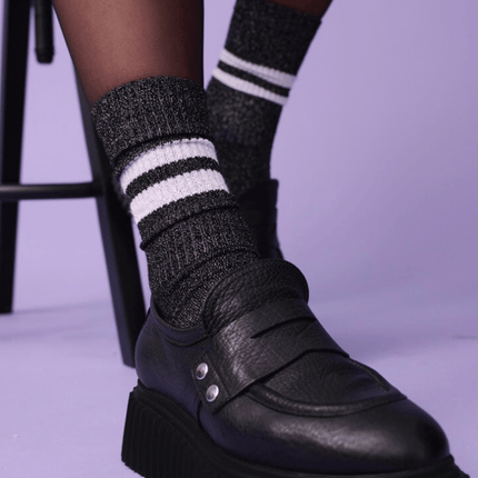 OOLEY ELECTRA LUNGO Glitzersocken in Schwarz kombiniert mit Loafern