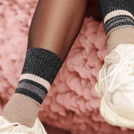 OOLEY ELECTRA LUNGO Glitzersocken in Gold kombiniert mit Sneakern