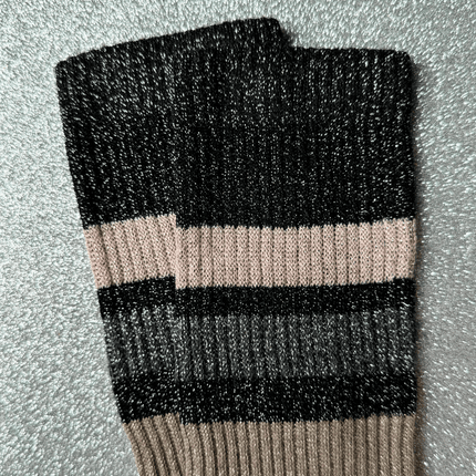 Detail der 3:1-Rippe und des Glitzergarns der OOLEY ELECTRA LUNGO Socken in Gold