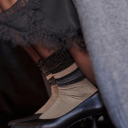 OOLEY ELECTRA LUNGO Glitzersocken in Gold kombiniert mit Kitten Heels