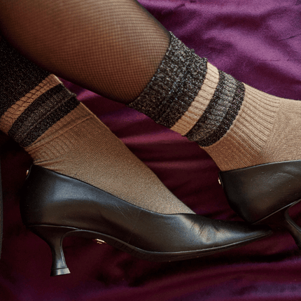 OOLEY ELECTRA LUNGO Glitzersocken in Gold kombiniert mit Heels
