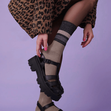 OOLEY ELECTRA LUNGO Glitzersocken in Gold kombiniert mit Sandalen