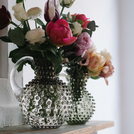 Beige Hobnail Karaffe von Anna von Lipa als Blumenvase
