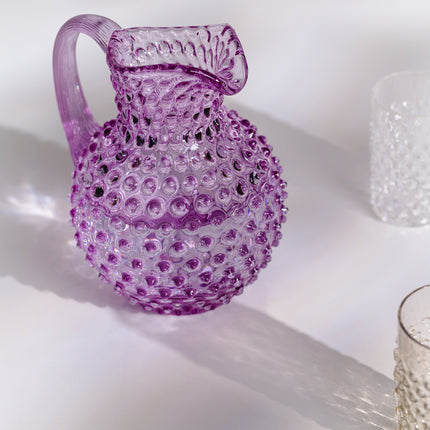 Anna von Lipa Hobnail Karaffe Lila in der Seitenansicht