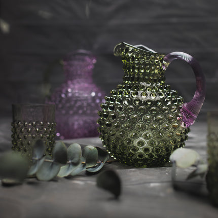 Anna von Lipa Hobnail Krug Olivgrün-Lila in der Seitenansicht