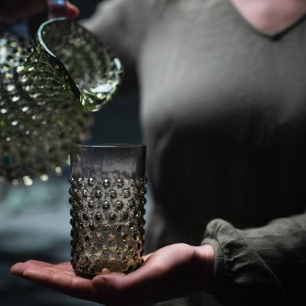 Handgefertigter olivgrüner Glaskrug aus der Hobnail-Kollektion