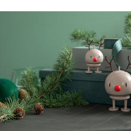Hoptimist Reindeer Bumble auf einem weihnachtlich dekorierten Sideboard