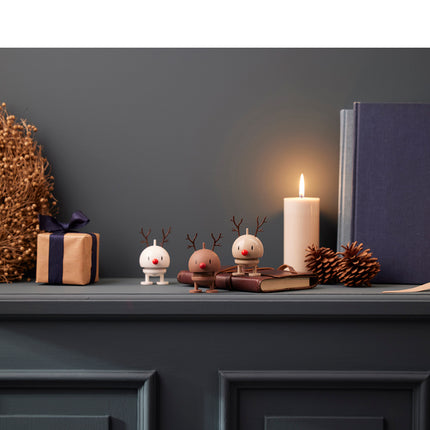 Hoptimist Rentier als skandinavische Weihnachtsdekoration auf einem Sideboard