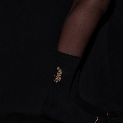 Kleines Leoparden-Motiv auf schwarzen OOLEY Tennissocken