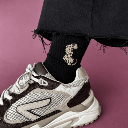 Schwarze OOLEY Tennissocken mit Leopard zu Sneakern und Jeans kombiniert
