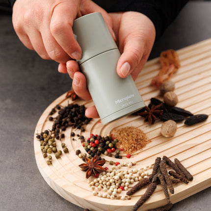Microplane Gewürzmühle Salbei grün
