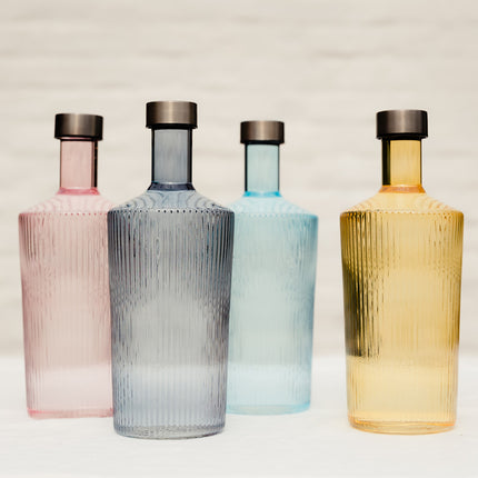 Paveau Wasserflasche mit vertikalem Rillendekor und Metallverschluss in 4 Farben