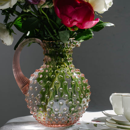 Rosa Hobnail Karaffe von Anna von Lipa als Blumenvase