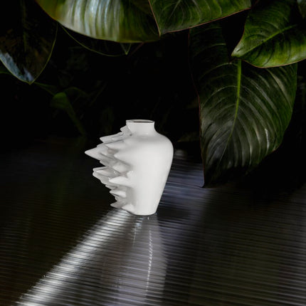 Kleine Porzellanvase in elegantem Weiß