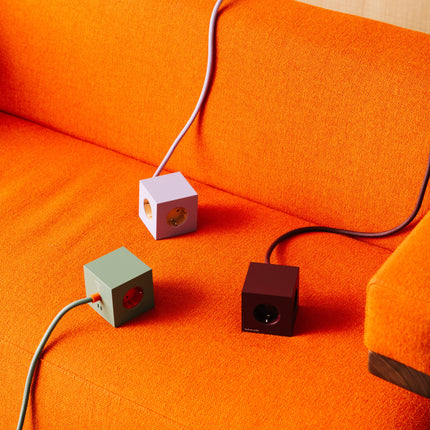 AVOLT Steckdose in Würfelform Square 1 Bauhaus-Archiv Mulberry Red