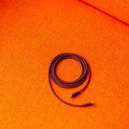 AVOLT Kabel USB-C zu USB-C Cable 1 Bauhaus-Archiv Mulberry Red