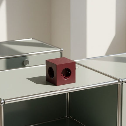 AVOLT Steckdose in Würfelform Square 2 Bauhaus-Archiv Mulberry Red