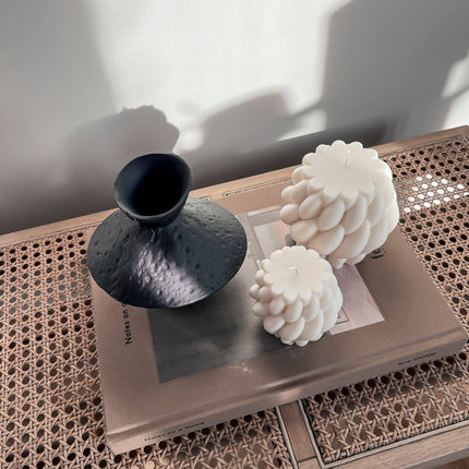 Skulptur Kerze Karla Small – Rapswachs, H 9 cm