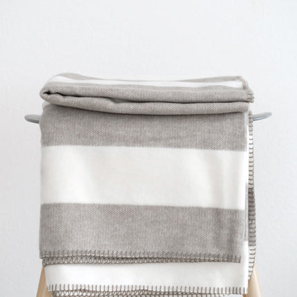 RIEMA Kuscheldecke STINE aus 100% Bio-Baumwolle grau weiß