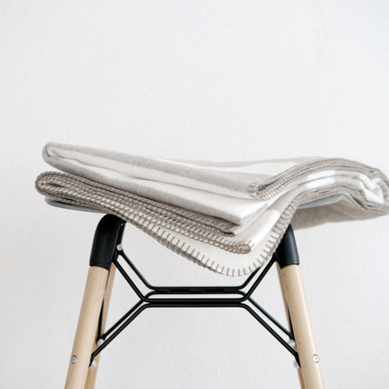 RIEMA Kuscheldecke STINE aus 100% Bio-Baumwolle grau weiß